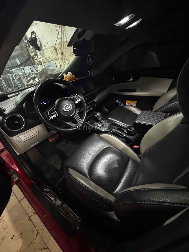 Красный Kia K3, 5 мест