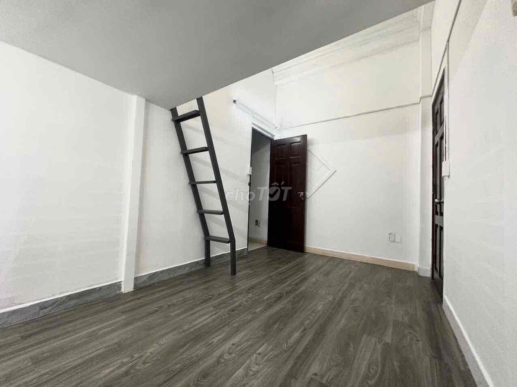 DUPLEX GÁC CAO CỬA SỔ LỚN BẠCH ĐẰNG NẰM PHÍA SAU ĐẠI HỌC UEF