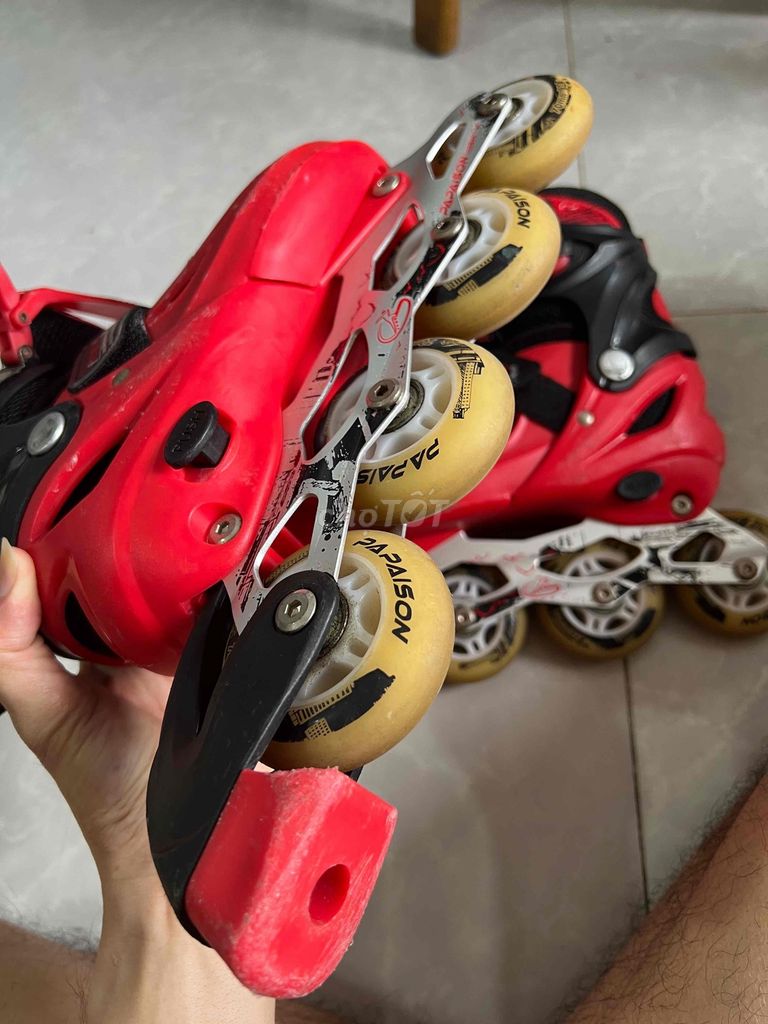 Giày patin đỏ, còn mới, bé ít dùng