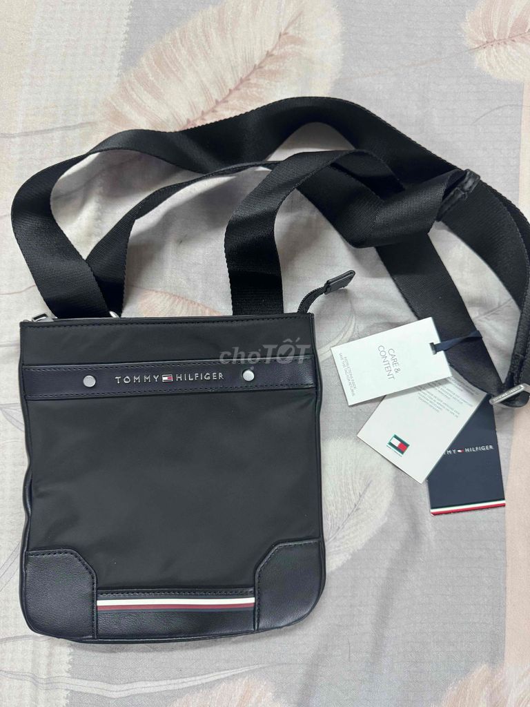 Túi đeo chéo Tommy Hilfiger Nam Vải Đen. Mua bán Túi xách tại Huyện Hóc Môn Tp Hồ Chí Minh được đăng bởi Trịnh Vũ Quốc Minh hình 1