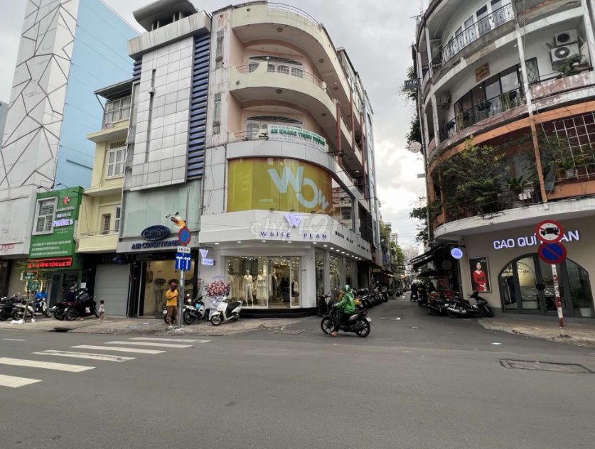 SPA Căn (góc 2MT) 418 Võ Văn Tần, Q3, Dt: 5x20m, Kc: trệt 3 lầu 