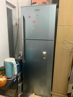 tủ lạnh Hitachi 220l có lấy nước lạnh ngoài tủ