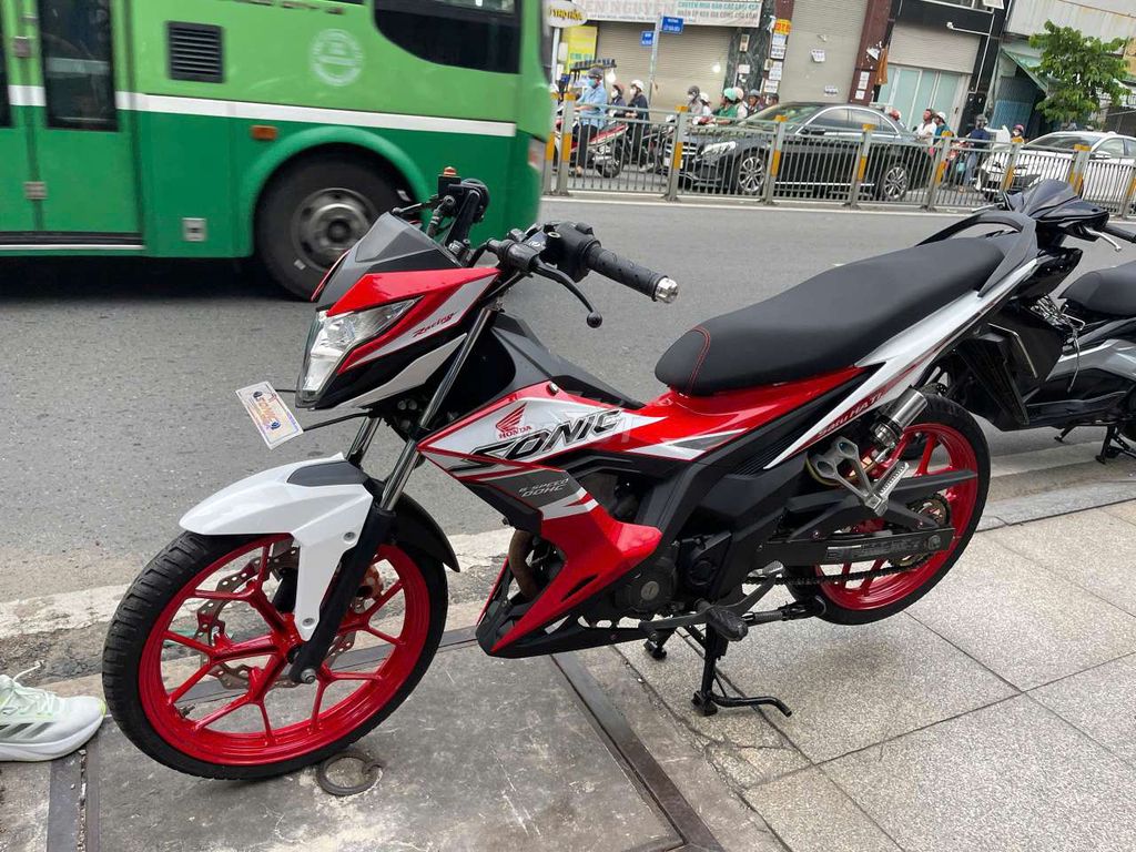 Honda Sonic 150 2021 красно-белый