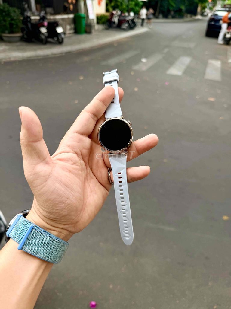 Huawei GT5 Trắng 41mm Mới đẹp. Mua bán Thiết bị đeo thông minh tại Quận 10 Tp Hồ Chí Minh được đăng bởi Huyn Bin hình 1