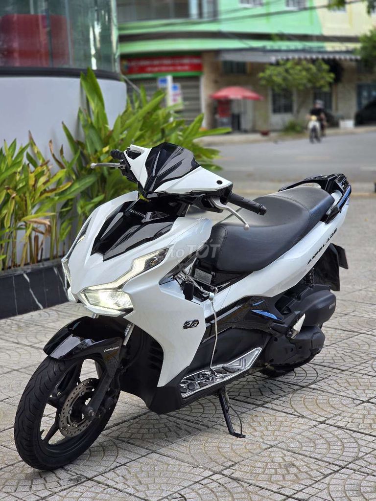 Honda Air Blade 2022 бело-черный спорт