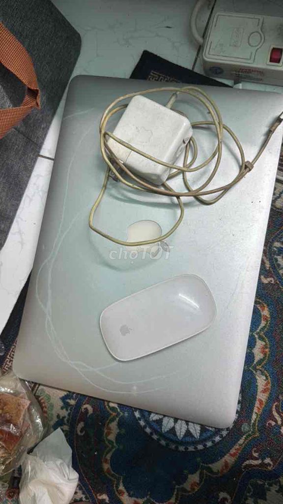 Apple MacBook Bạc - bán kèm chuột. Mua bán Laptop tại Quận 4 Tp Hồ Chí Minh được đăng bởi Trâm hình 1