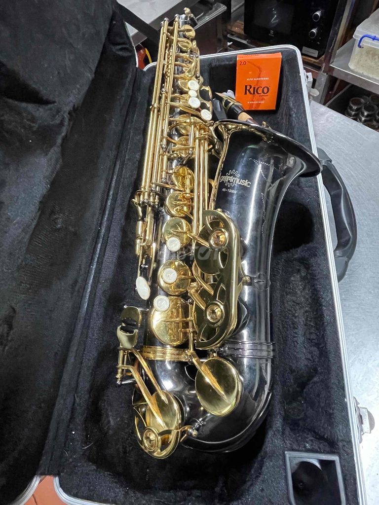 tôi cần pass lại cây Saxophone