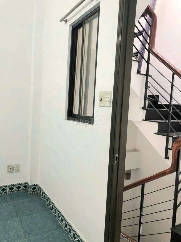 Аренда фасада дома на улице Чыонг Чинь. 1 этаж, 2 лоджии, терраса. 5 спален