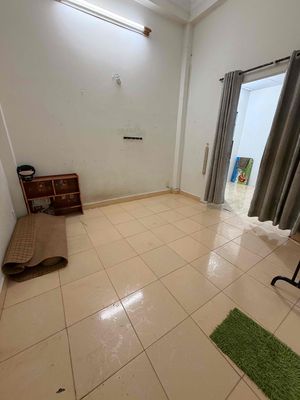 cho thuê phòng rộng có máy lạnh tủ lạnh kệ bếp wc riêng giờ giấc tự do