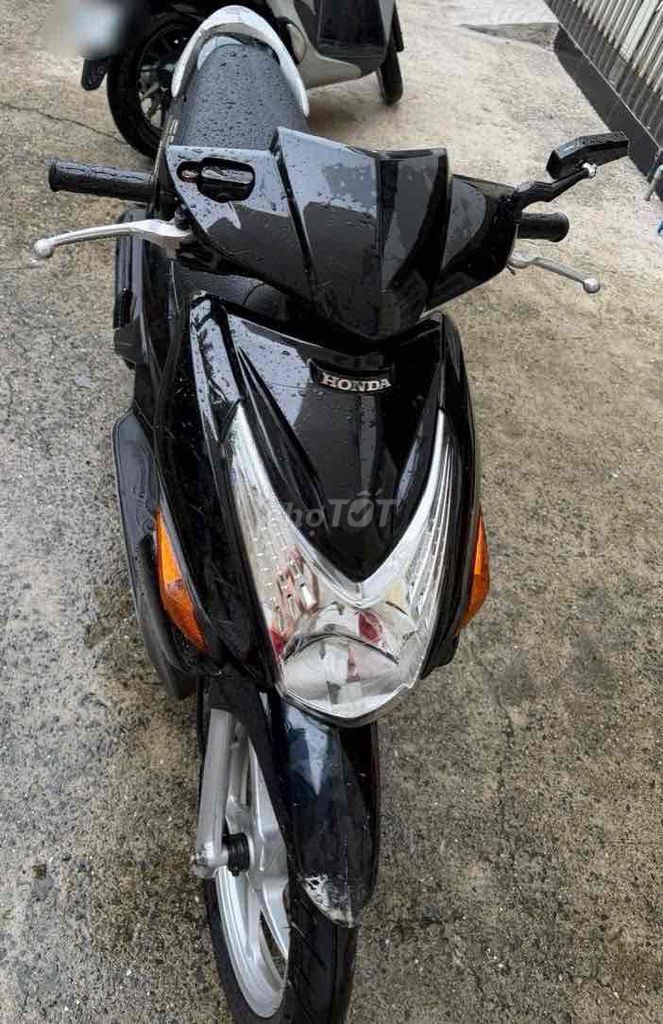 Черный скутер Honda Click