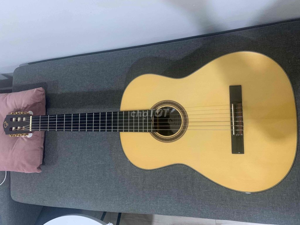 cần thanh lý cây đàn Guitar Classic còn mới 98%