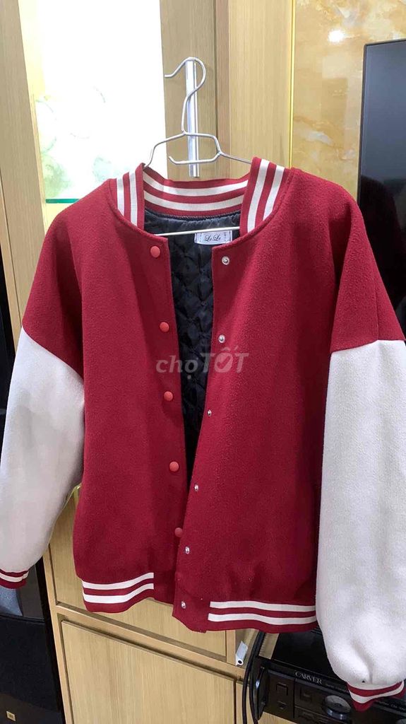 Áo khoác bomber vải nỉ đỏ trắng unisex. Mua bán Quần áo tại Quận Hai Bà Trưng Hà Nội được đăng bởi nguyễn anh thư hình 1