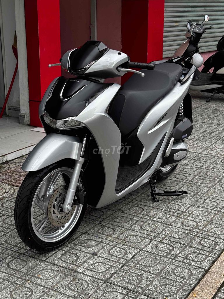 Серебряный сумочек Honda SH 160i ABS 2026
