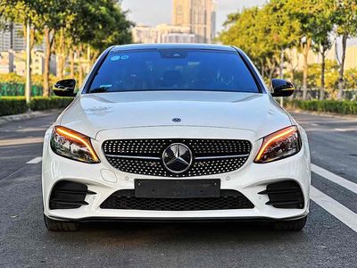 Mercedes C300 AMG màu Trắng nội thất Nâu