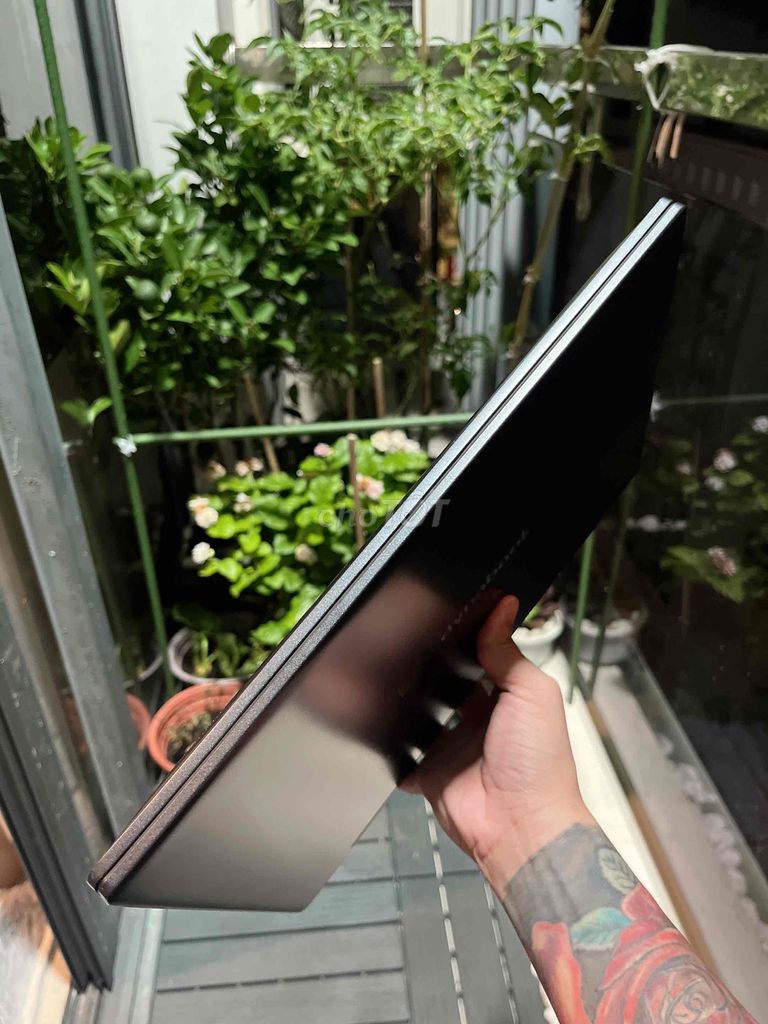 Em dư con laptop Dynabook X30W-K cần pass lại