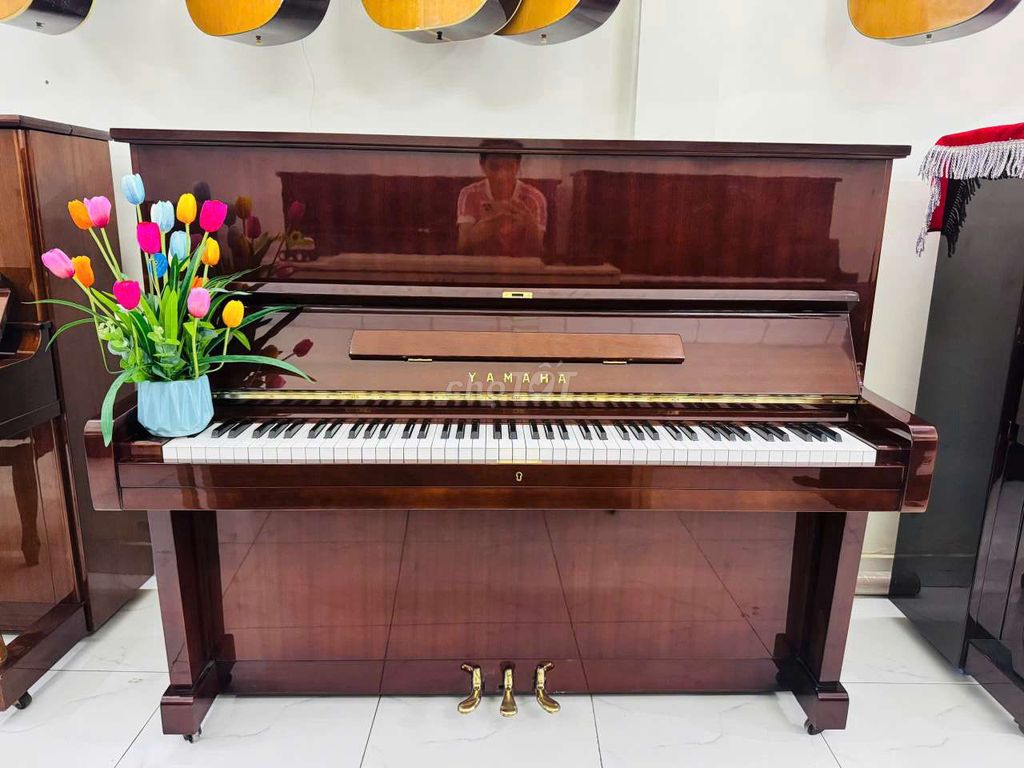 Piano cơ Yamaha U2 màu gỗ bóng loáng