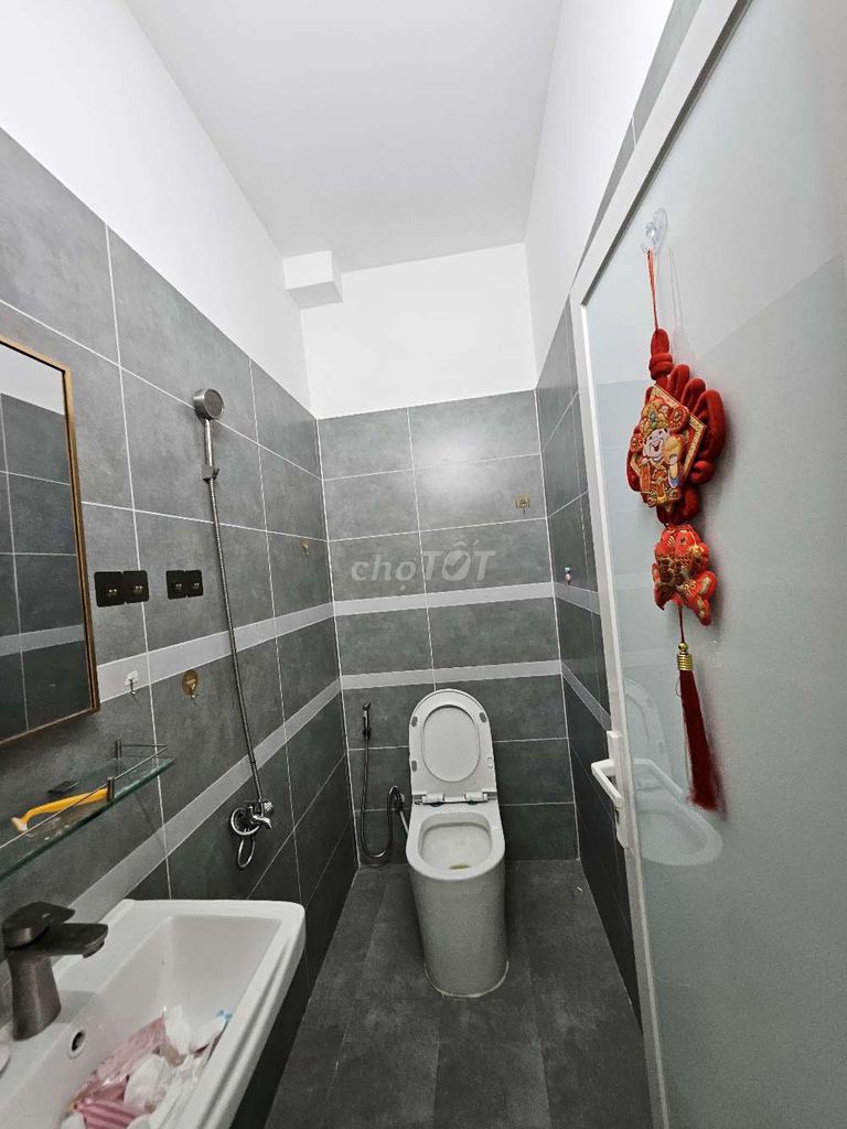 ВЛАДЕЛЕЦ АРЕНДУЮЩЕЙ СТУДИИ 43/7 THUONG FUC PHAN RIGHT BAR HOME 5,2 МИЛЛИОНА ДОЛЛАРОВ