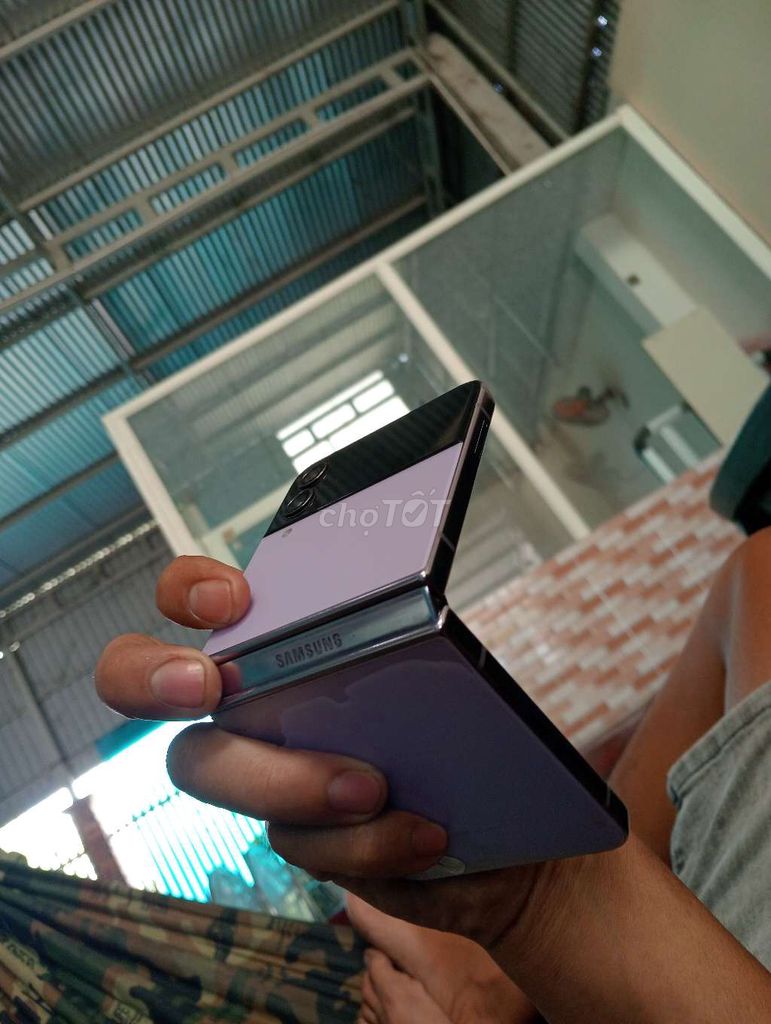 Samsung gập màu Tím. Mua bán Điện thoại tại Huyện Củ Chi Tp Hồ Chí Minh được đăng bởi Thuốc Nuôi Trị Bệnh Kích Đá hình 1