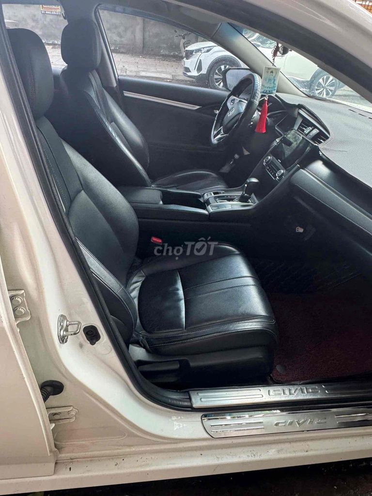 Honda Civic 2018 белый 100 тыс. км