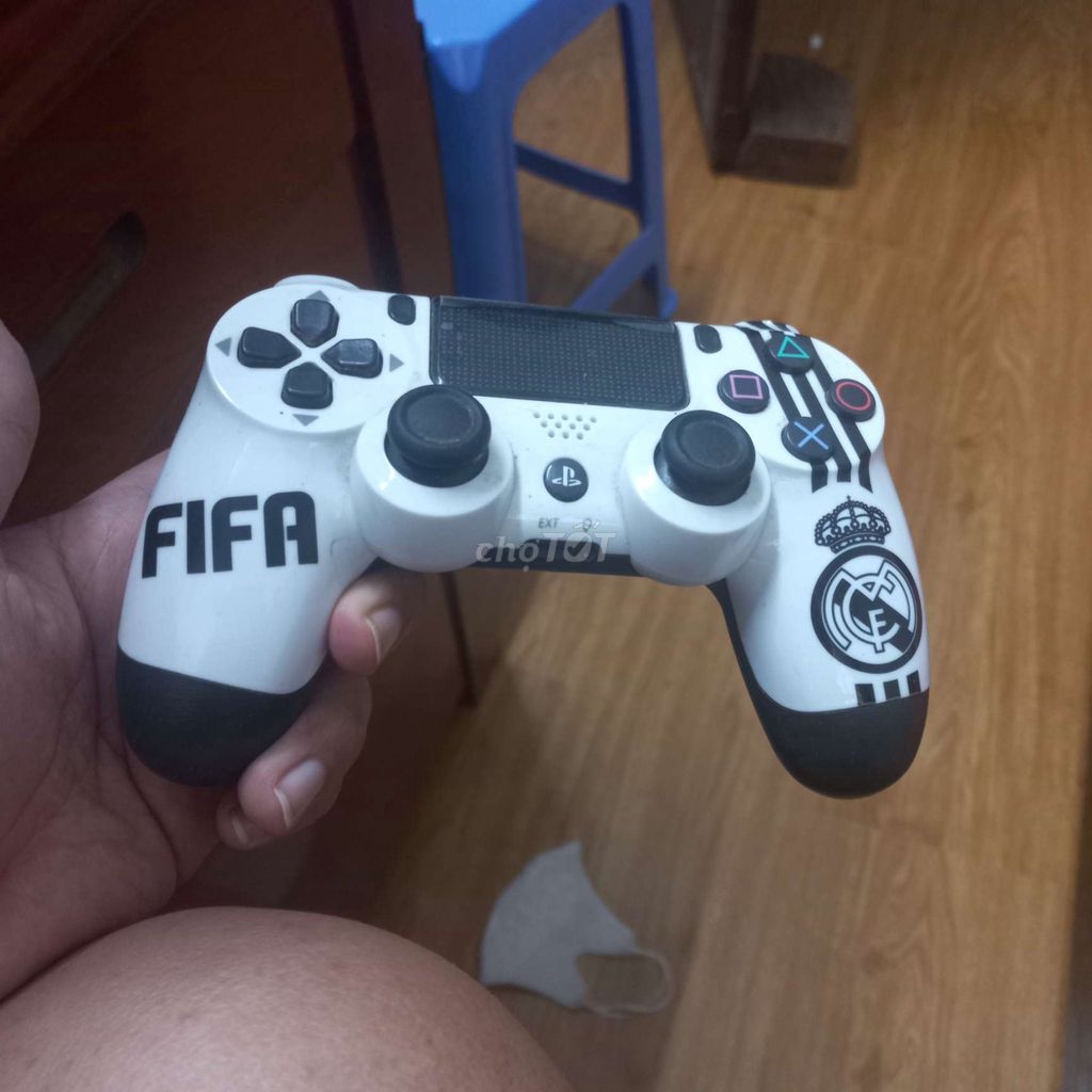 Tay cầm chơi game Sony DualShock 4 Trắng. Mua bán Thiết bị chơi game tại Quận Hai Bà Trưng Hà Nội được đăng bởi Nguyễn Minh Hiếu hình 1