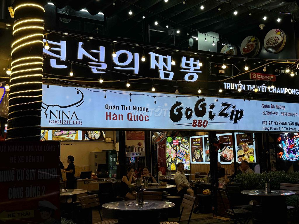 Nhà Hàng HQ GoGiZip BBQ Tuyển Bếp.