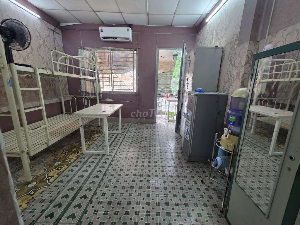 Комната с мебелью в переулке для авто рядом с 1-м округом