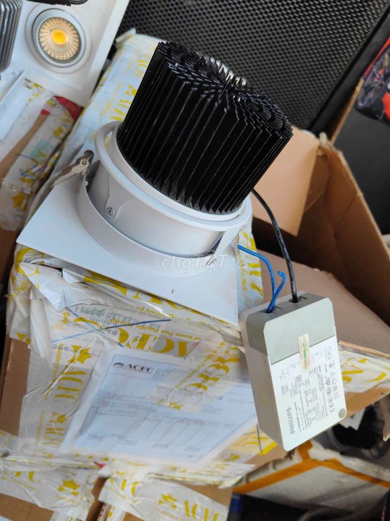 Đèn âm trần chiếu sáng