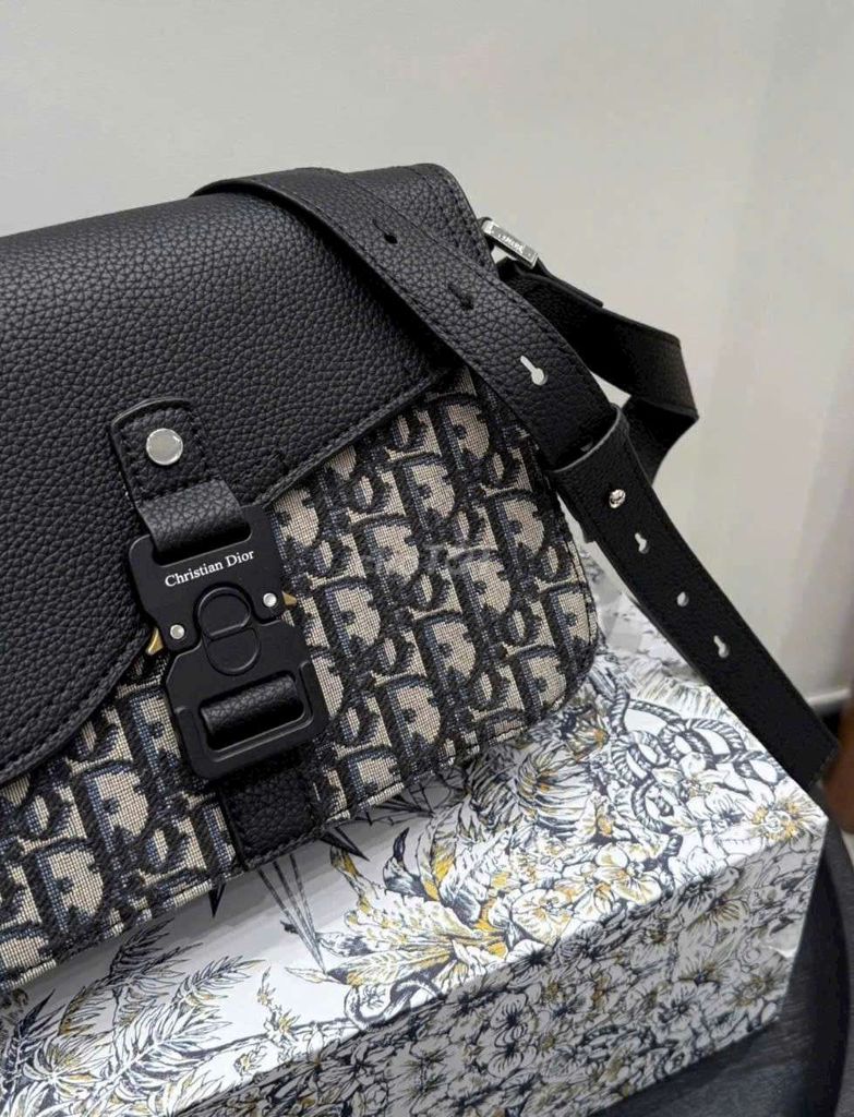 Túi đeo chéo nữ Dior Small Saddle Mess Bag. Mua bán Túi xách tại Thành phố Phú Quốc Kiên Giang được đăng bởi Hoang Trần hình 1