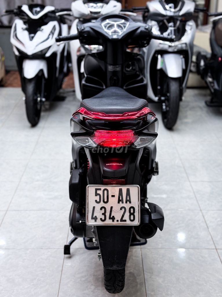 Honda Vision Sport 2025 с большими колесами