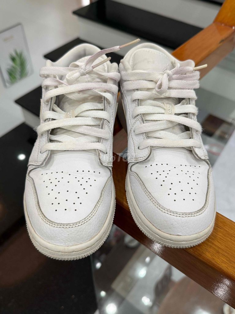 Giày thể thao Nike Jordan Trắng size 39. Mua bán Giày dép tại Quận Ngũ Hành Sơn Đà Nẵng được đăng bởi Dac Anh hình 1