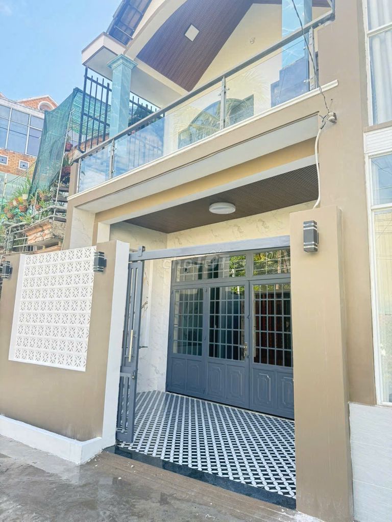 Bán gấp căn nhà 1 trệt 1 lầu xây dựng kiên cố ngay Cổng Chào B.Dương