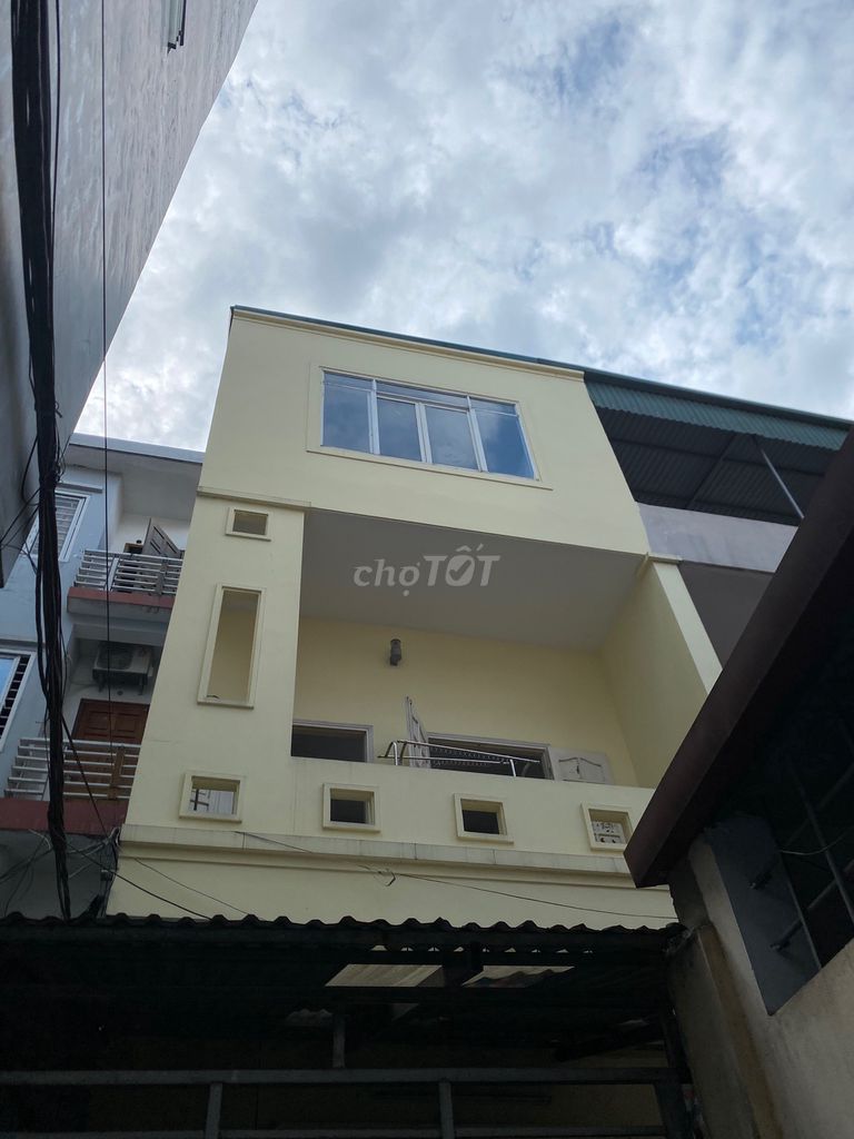 Cho thuê phòng 30m2 trong nhà 3 tầng phố Sài Đồng, Long Biên