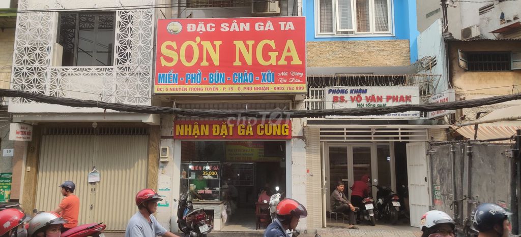 Tuyển nhân viên phục vụ