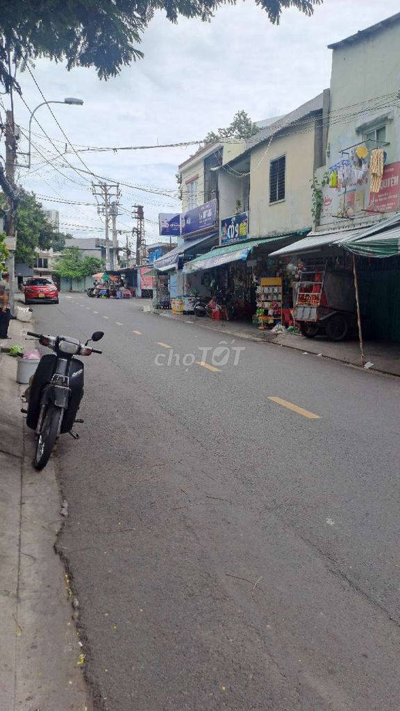 Nhà cho thuê mặt đường xe hơi xe tải vào ra thoải mái điện nước chín