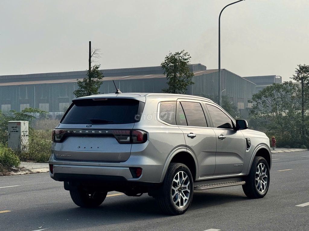 Ford Everest 4x2 Titanium 2022. Mua bán Ô tô tại Quận Long Biên Hà Nội được đăng bởi PHÚC LÂM  AUTO hình 4