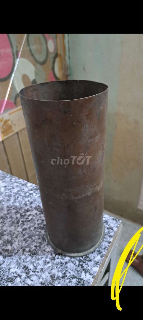 1 cái ống đựng nhang vỏ 105mm năm 1945