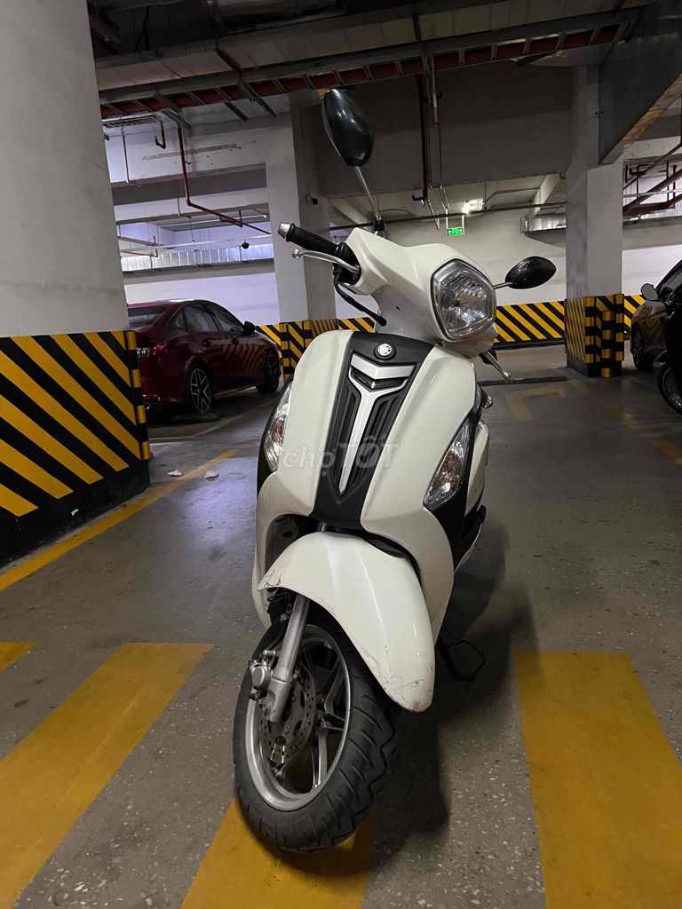 Белый скутер Yamaha Grande