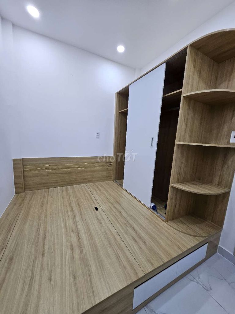 ВЛАДЕЛЕЦ АРЕНДУЮЩЕЙ СТУДИИ 43/7 THUONG FUC PHAN RIGHT BAR HOME 5,2 МИЛЛИОНА ДОЛЛАРОВ