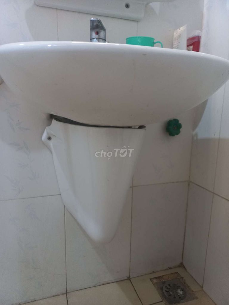 Bán  chân treo lavabo còn mới chưa sd.