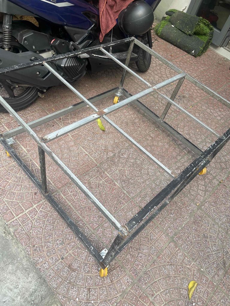 Kệ sắt có bánh xe 1m x 90cm. Mua bán Tủ, kệ gia đình tại Quận Liên Chiểu Đà Nẵng được đăng bởi Kenny hình 1