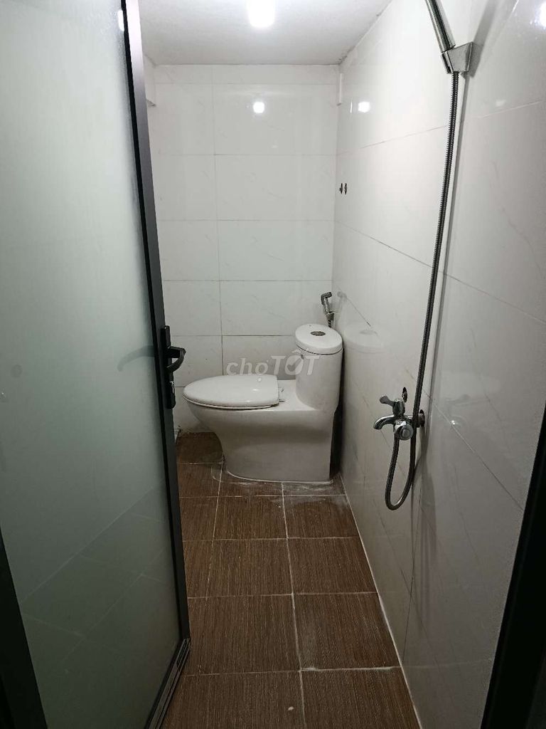 nhà vừa mới xây dựng xong, gần trường mẫu giáo, tiểu học, trung học.