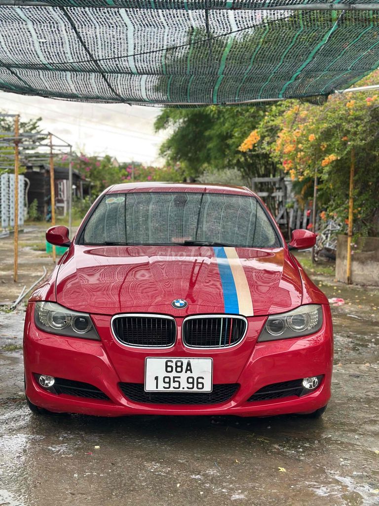 BMW 320i выпуска 2011 года красный цинк красивый