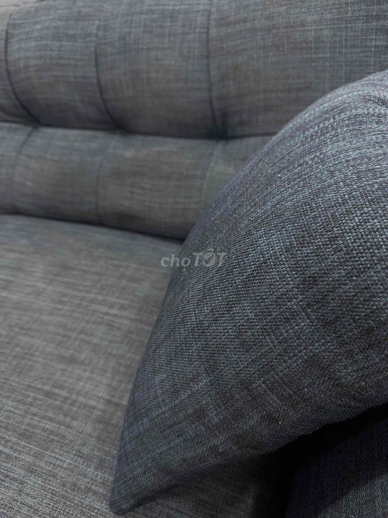 Một chiếc ghế sofa màu xanh lam sang trọng với nhữ