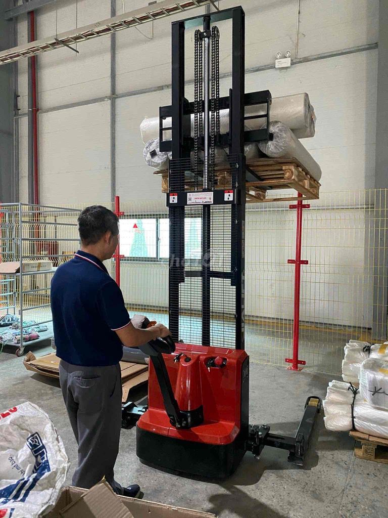 xe nâng điện stacker