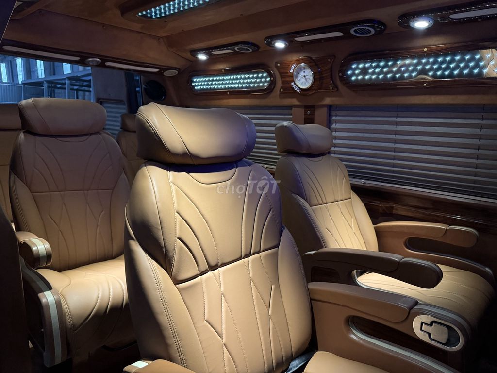 Ford Transit 2017 10 chỗ Limousine Luxury Nâu. Mua bán Ô tô tại Quận 12 Tp Hồ Chí Minh được đăng bởi Nhung Nhung 961 hình 2