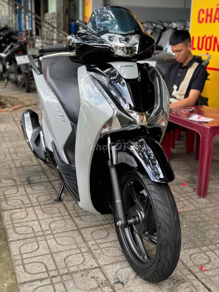 Honda SH 2018 Xám xi măng. Mua bán Xe máy tại Thành phố Buôn Ma Thuột Đắk Lắk được đăng bởi Ngô quốc Việt  hình 1