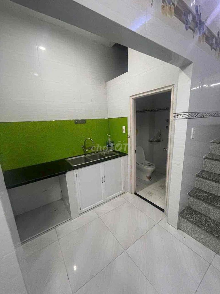 cho thuê nhà 4x8m 1 lầu 1pn 2wc giá 6 triệu điện nước chính