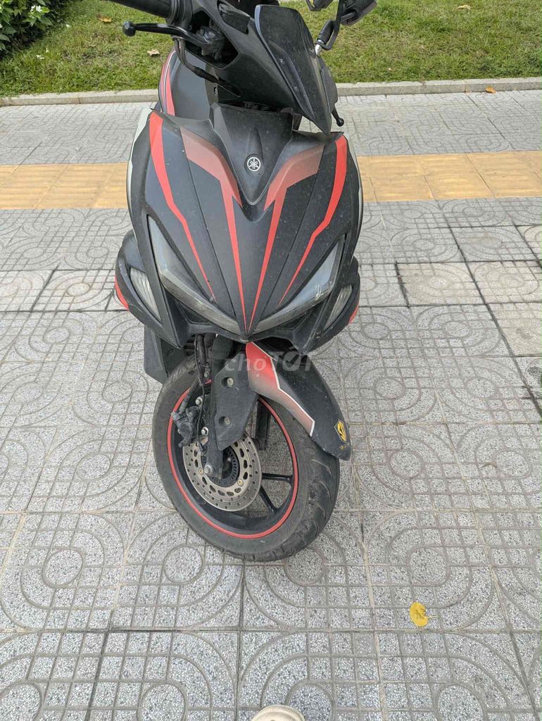 Yamaha NVX 2018 Черно-красный скутер