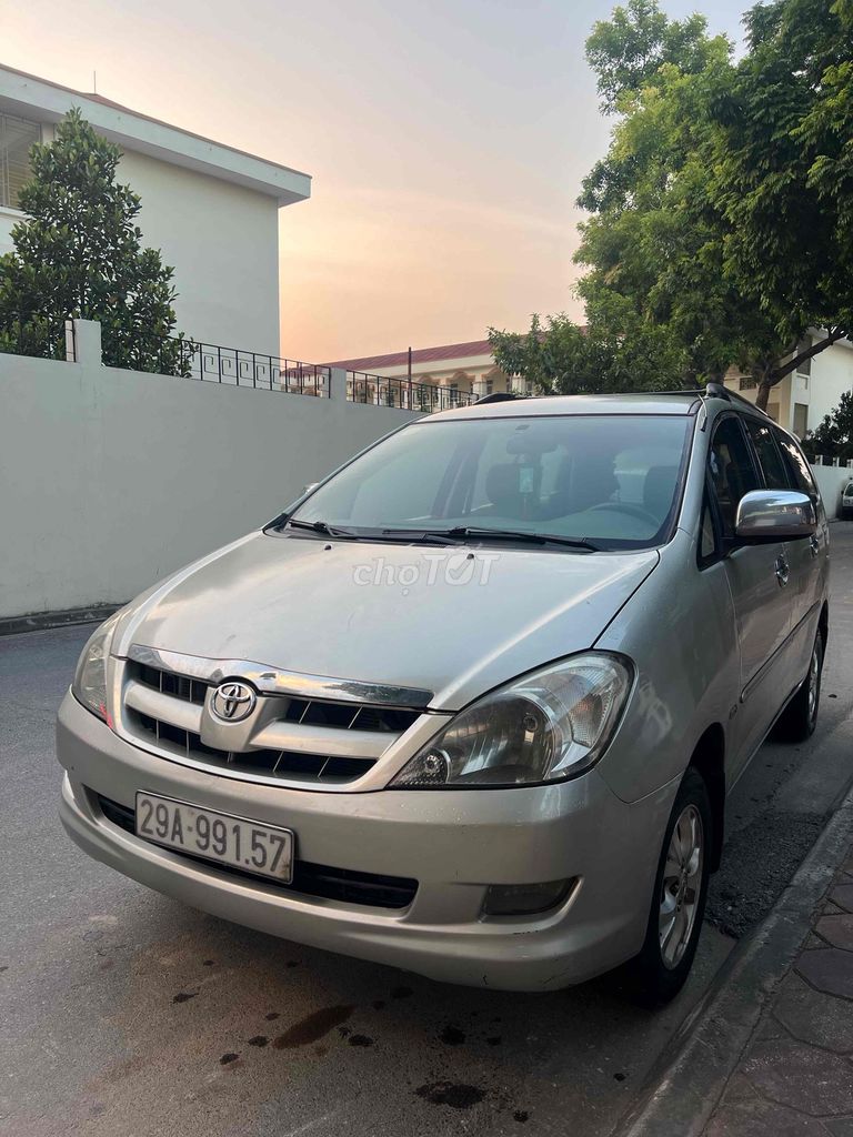 Серебряная колода Toyota Innova 2007.