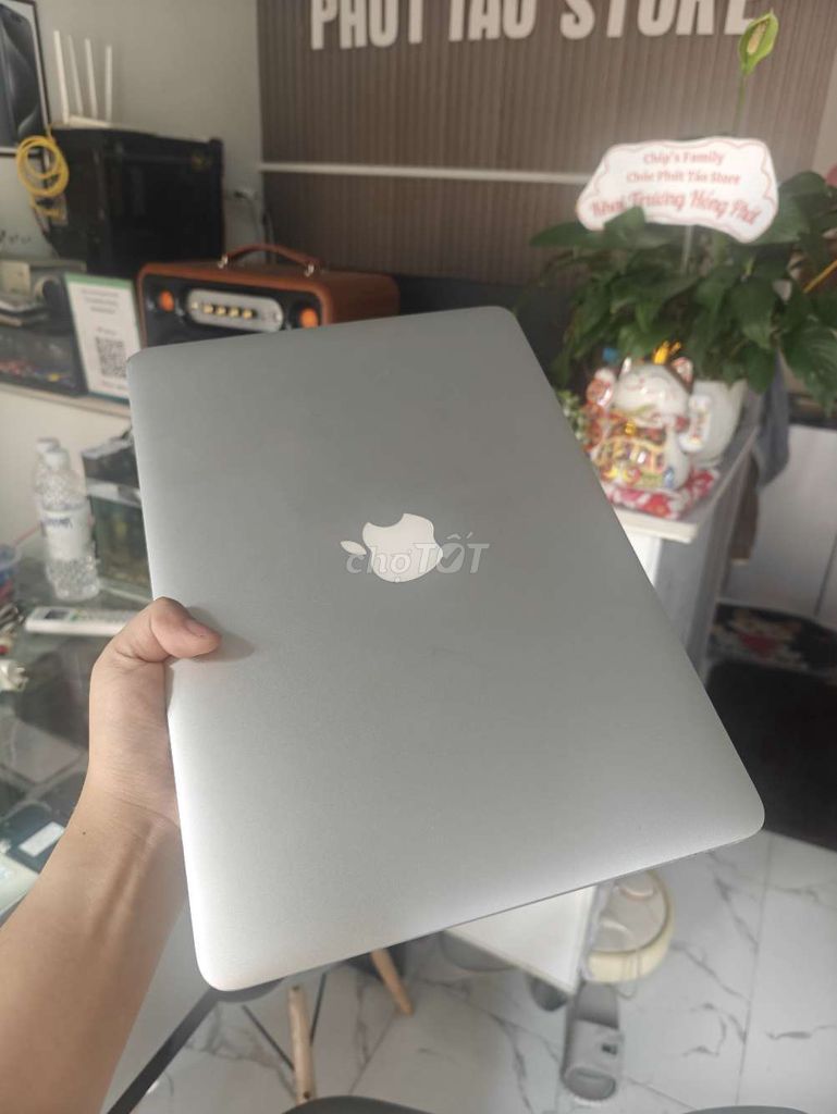 Apple MacBook Air 2017 8GB/128GB Bạc ngoại hình 98. Mua bán Laptop tại Quận 12 Tp Hồ Chí Minh được đăng bởi HP hình 1